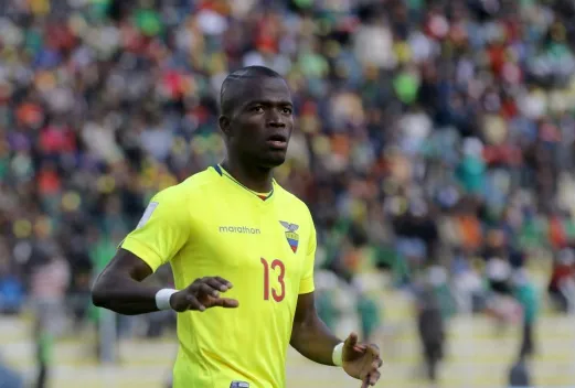 Trả chu cấp cho vợ và con, Valencia được cảnh sát thả ra và ghi bàn