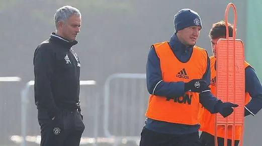 Mourinho cầu cứu 'kẻ thất sủng' Schweinsteiger ? ảnh 1