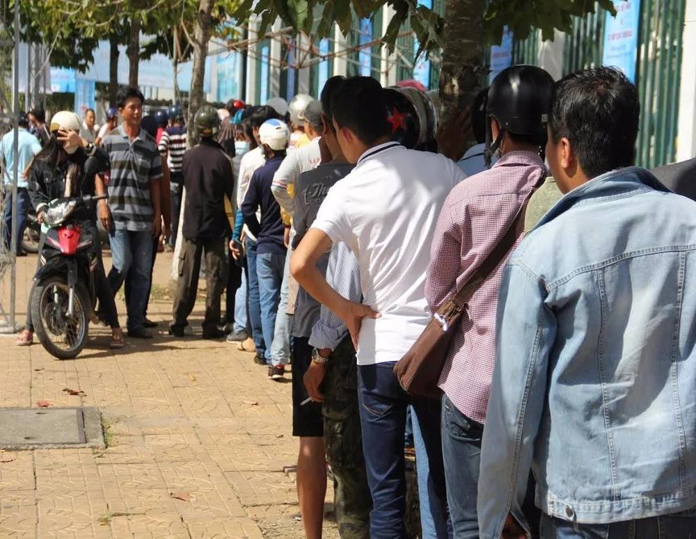 xếp hàng mua vé 3