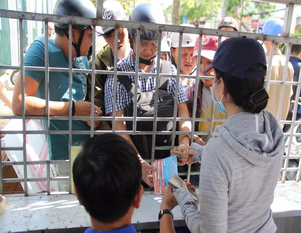 xếp hàng mua vé 4