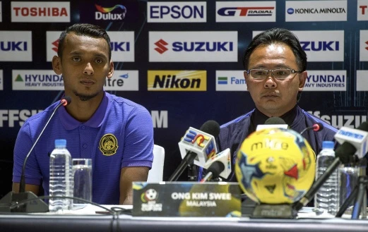 Đội trưởng Amri Yahyah (trái) khuyên đàn em không sợ tuyển Việt Nam