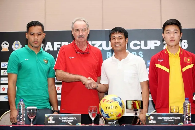 Quan điểm đồng nhất giữa HLV Hữu Thắng và Riedl ảnh 1 Quan điểm đồng nhất giữa HLV Hữu Thắng và Riedl ảnh 1