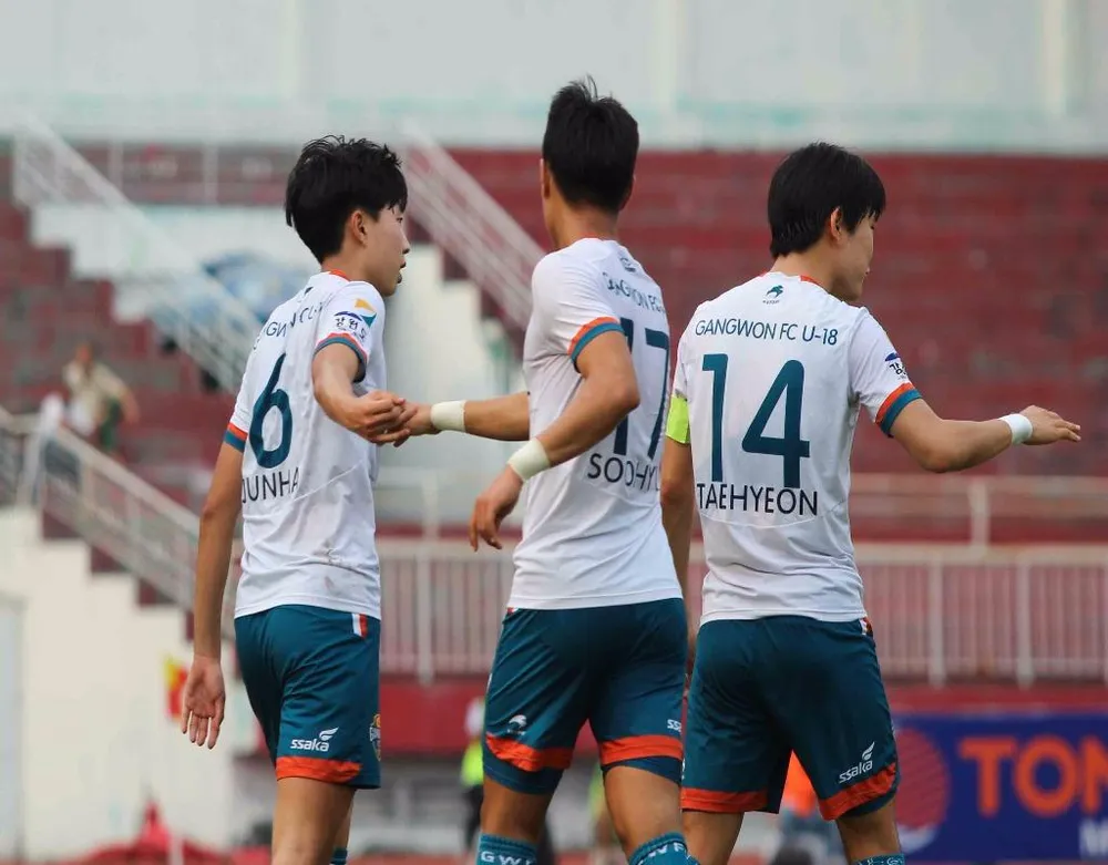 Đồng đội ăn mừng bàn thắng cùng Park Ju Nha 