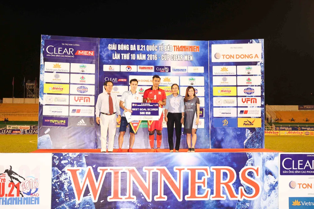 Giải U-21: Yokohama vô địch, Văn Toàn ẵm 3 giải ảnh 3