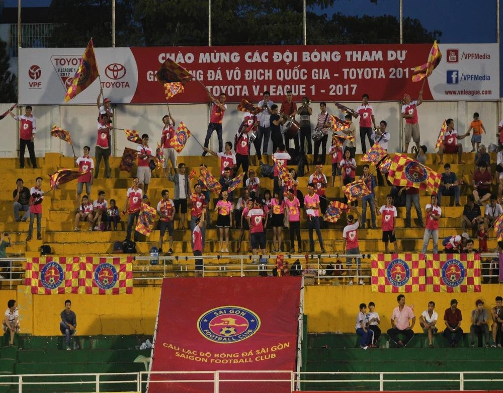 Khán giả đến sân vẫn....chưa đông.