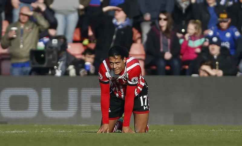 Van Dijk hãy nhìn Vardy ghi bàn, Ibra lại chấn thương ảnh 2 Van Dijk hãy nhìn Vardy ghi bàn, Ibra lại chấn thương ảnh 2