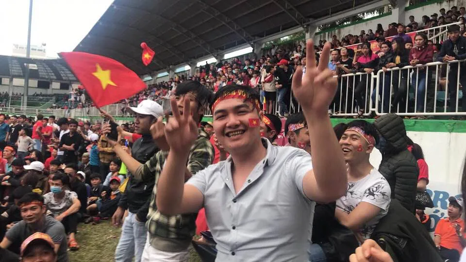 Fan hâm mộ ngồi kín mặt sân