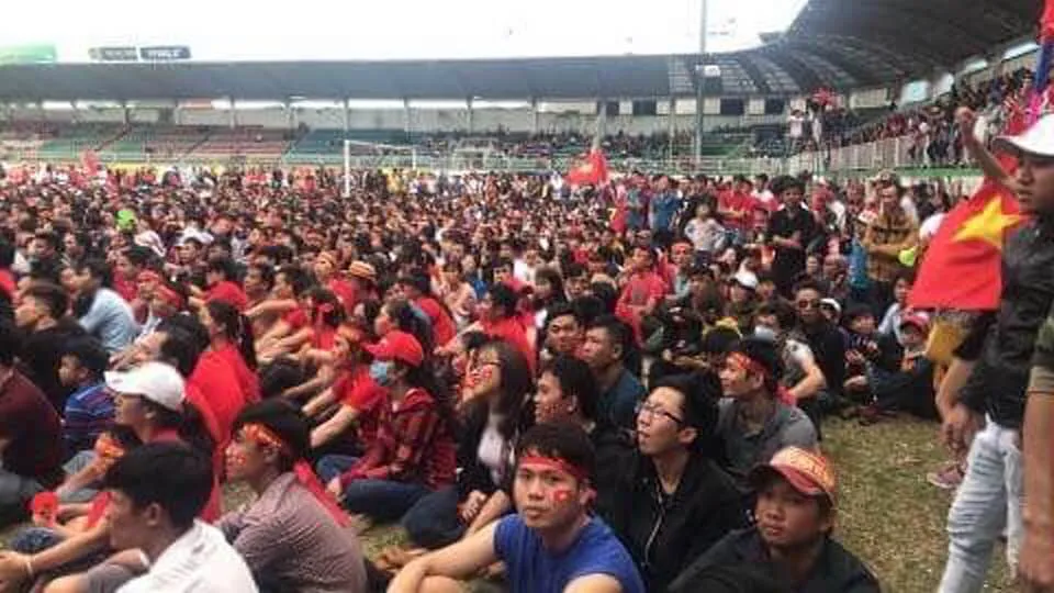 Rất đông người vào sân xem để tìm không khí nóng