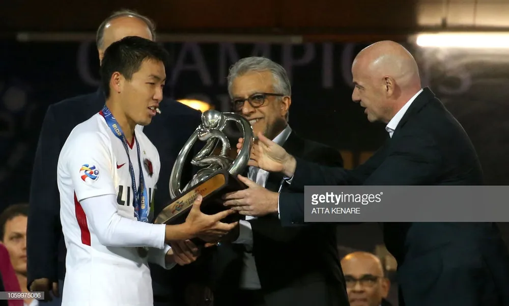 Chủ tịch FIFA chứng kiến cúp ở lại với người Nhật