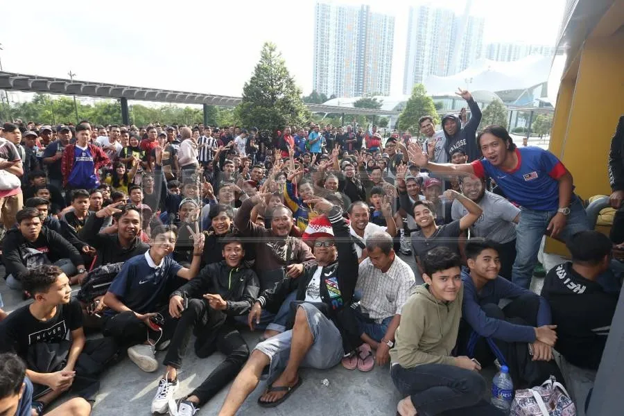 Fan Malaysia xếp hàng thâu đêm săn vé xem chung kết ảnh 6