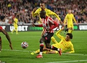 Liverpool chật vật chia điểm Brentford trong cơn mưa bàn thắng