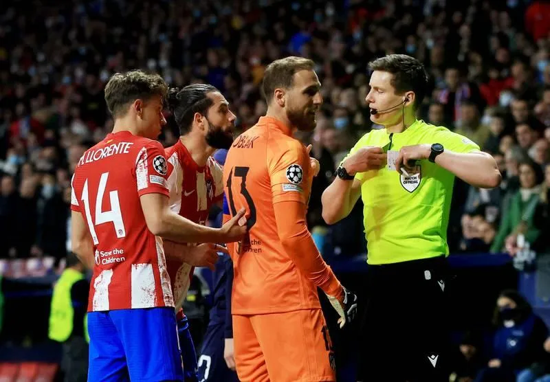 Trọng tài rút thẻ vàng thứ hai với Felipe cuối trận. Joao Felix nằm sân vì bị tiểu xảo của Man. City ...Trên căng, dưới cũng căng Zinchenko nằm đau đớn, nhưng Llorent phân trần anh không phạm lỗi. Savic và Sterling...đối đầu nhau. Thỉ môn Oblak hạ hỏa những cái đầu nóng của đồng đội và bên kia. Pep Guardiola...vẫn rất tĩnh. Diego Simeone lại liên tục gào thét cho học trò...xông lên.