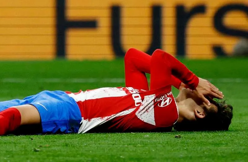 Joao Felix nằm sân vì bị tiểu xảo của Man. City ...Trên căng, dưới cũng căng Zinchenko nằm đau đớn, nhưng Llorent phân trần anh không phạm lỗi. Savic và Sterling...đối đầu nhau. Thỉ môn Oblak hạ hỏa những cái đầu nóng của đồng đội và bên kia. Pep Guardiola...vẫn rất tĩnh. Diego Simeone lại liên tục gào thét cho học trò...xông lên.