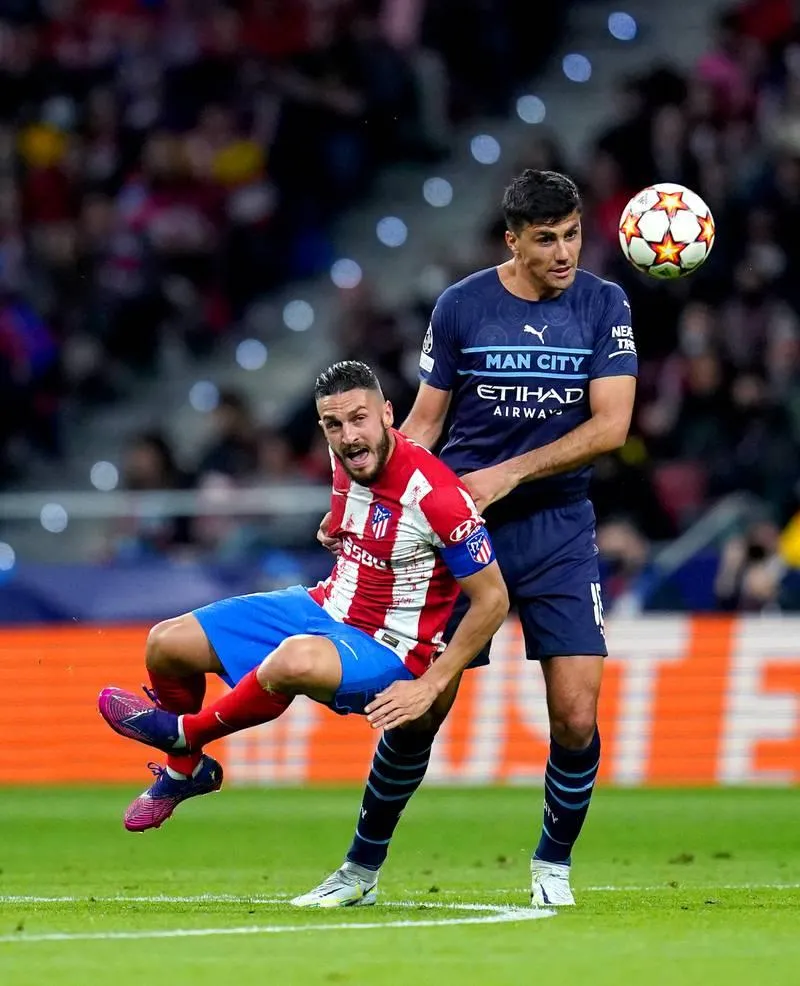 Trận đấu tứ kết Champions League rất căng từ phía chủ nhà Atletico Chiếc thẻ đỏ cho Felipe cuối trận (3 thẻ vàng). Rodrigo De Paul đôi co với HLV Pep Guardiola của Man. City Thủ môn Oblak can ngăn hai cái đầu nóng Raheem Sterling và Savic. Trọng tài rút thẻ vàng thứ hai với Felipe cuối trận. Joao Felix nằm sân vì bị tiểu xảo của Man. City ...Trên căng, dưới cũng căng Zinchenko nằm đau đớn, nhưng Llorent phân trần anh không phạm lỗi. Savic và Sterling...đối đầu nhau. Thỉ môn Oblak hạ hỏa những cái đầu nóng của đồng đội và bên kia. Pep Guardiola...vẫn rất tĩnh. Diego Simeone lại liên tục gào thét cho học trò...xông lên.