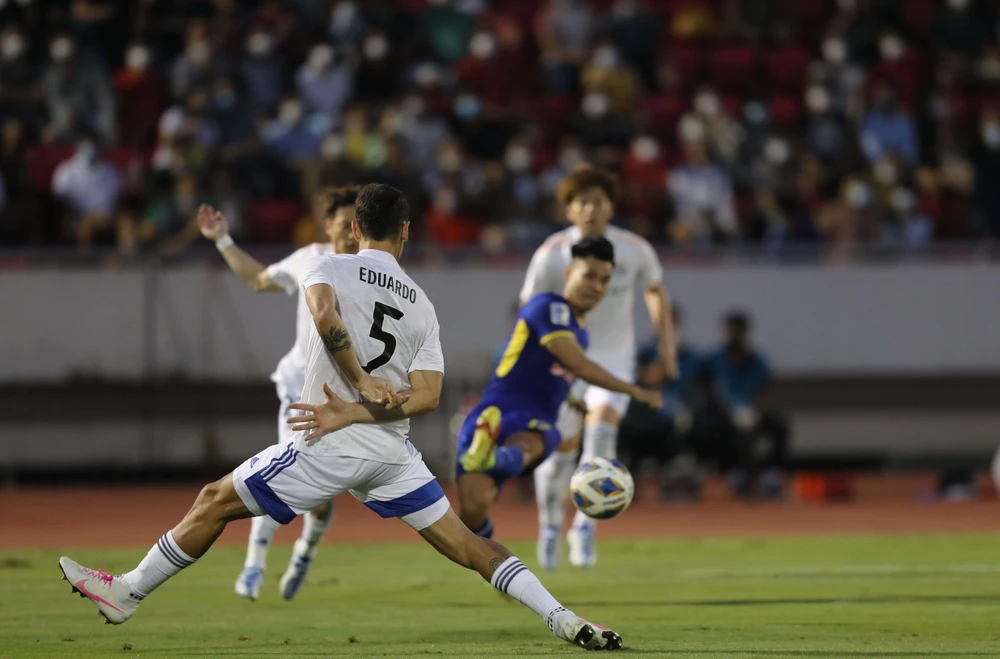 Cú sút của Văn Thanh khiến trung vệ Eduardo "xếp cánh" để tránh phạt đền. Ảnh: A.PHƯƠNG