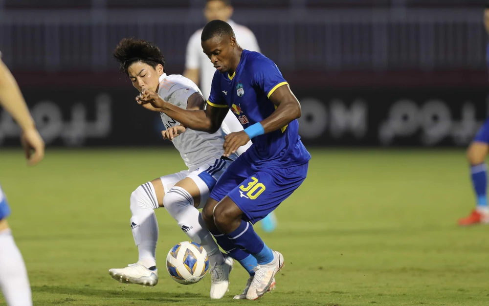 Hôm nay trung phong Brandao (30, HA Gia Lai) chẳng thấy bóng dáng đâu cả. Ảnh: A.PHƯƠNG