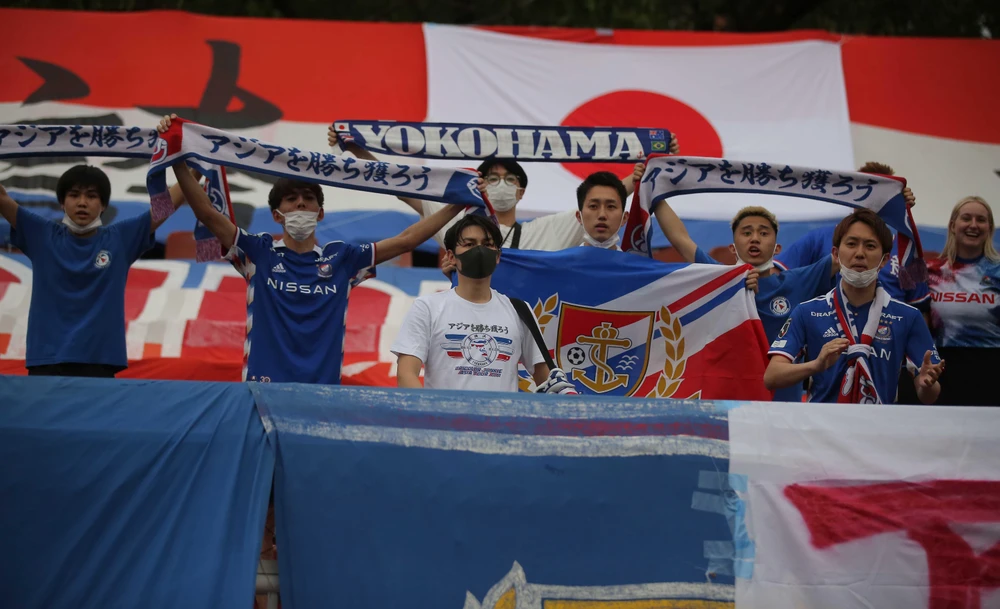 Nhóm fan của Yokohama Marinos cổ vũ đội nhà. Ảnh: A.PHƯƠNG