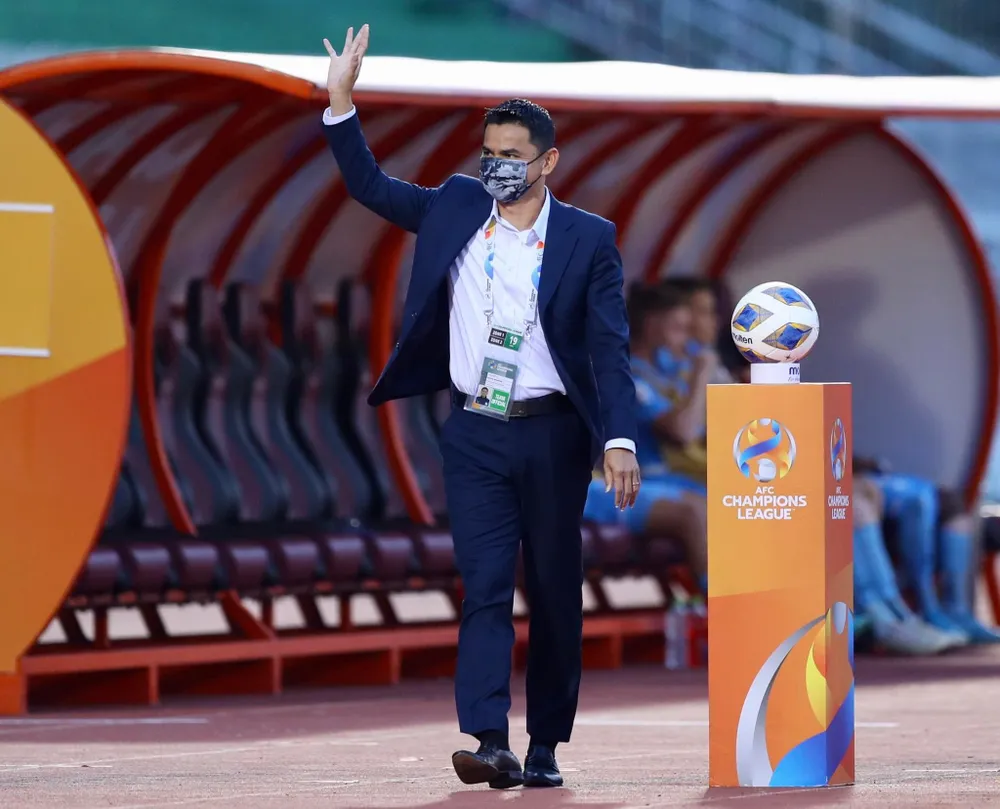 HLV Kiatisak đã "giáo dục" cho học trò tinh thần thi đấu tự tin và cầu tiến. Ảnh: ANH PHƯƠNG HLV Kiatisak đã "giáo dục" cho học trò tinh thần thi đấu tự tin và cầu tiến. Ảnh: ANH PHƯƠNG