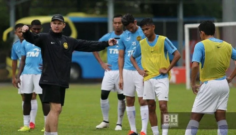 Ngày đầu tập trung, HLV Maloney còn không đủ chia đôi đội hình, mỗi đội ba người. Ảnh: NST Ngày đầu tập trung, HLV Maloney còn không đủ chia đôi đội hình, mỗi đội ba người. Ảnh: NST