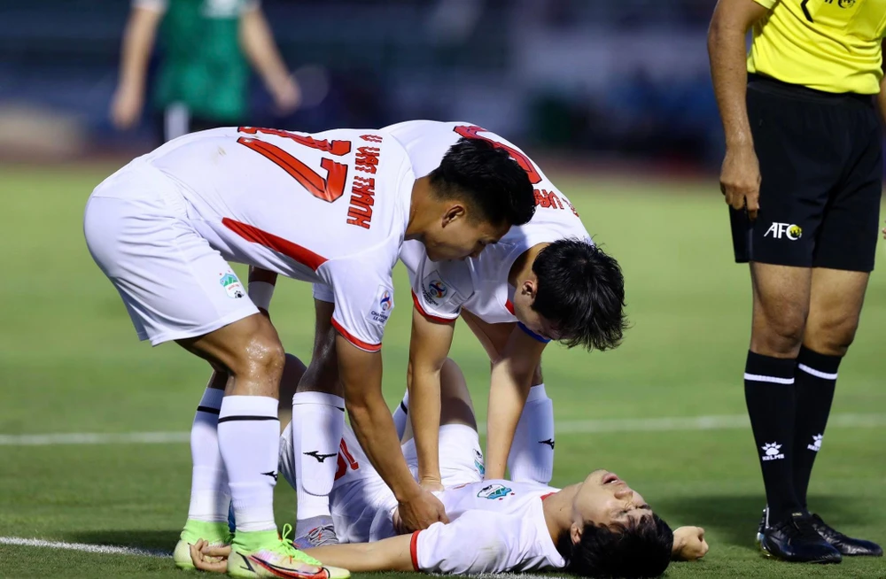 Văn Toàn và Văn Thanh trợ giúp Công Phượng đang chấn thương. Ảnh: A.PHƯƠNG