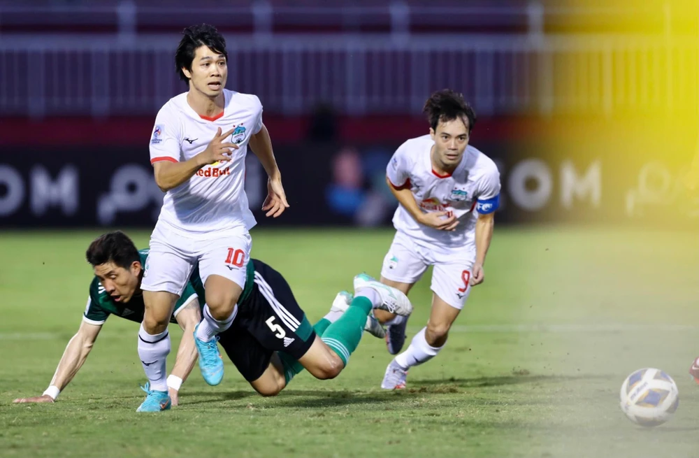 Cầu thủ nội HA Gia Lai nhiều phen làm cho Jeonbuk Hyundai Motors...lên bờ xuống ruộng. Ảnh: A. PHƯƠNG Đôi lúc Văn Toàn cũng tỏ ra thất vọng với những pha dọn cỗ của mình bị bỏ qua. Ảnh: A.P