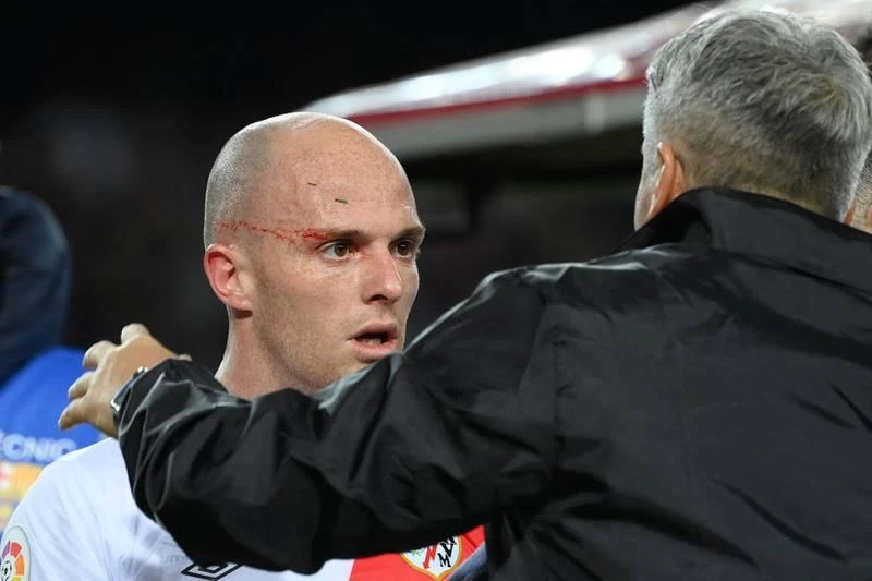 ...nhưng gầm giày của De Jong dính vào trán của Palazon. Memphis Depay nỗ lực nhưng vô nghĩa. Barcelona lầm lũi rời Nou Camp Chiếc thẻ đỏ dành cho HLV Andaoni Iraola của Rayo Vallecano không quan trọng bằng việc đánh bại Barcelona tại Nou Camp. ...Xavi không tin vào mắt mình.