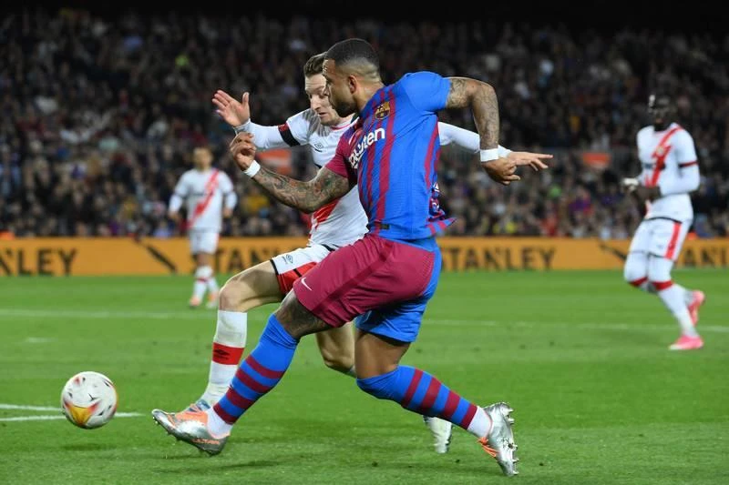 Memphis Depay nỗ lực nhưng vô nghĩa. Barcelona lầm lũi rời Nou Camp Chiếc thẻ đỏ dành cho HLV Andaoni Iraola của Rayo Vallecano không quan trọng bằng việc đánh bại Barcelona tại Nou Camp. ...Xavi không tin vào mắt mình.