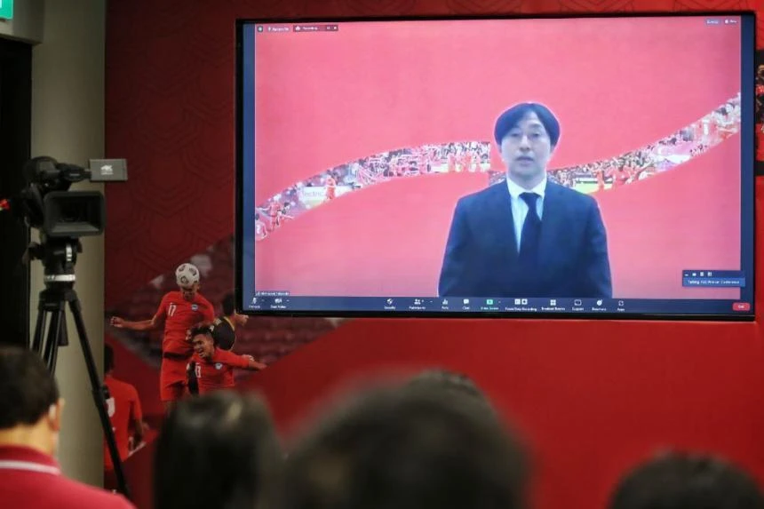 Buổi họp báo trực tuyến của HLV Takayuki. Ảnh: NST