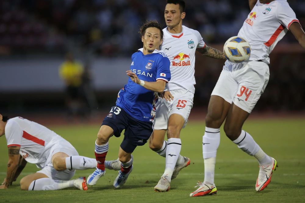 Hôm nay Yokohama Marinos (áo xanh) nỗ lực hết mình. Ảnh: ANH PHƯƠNG