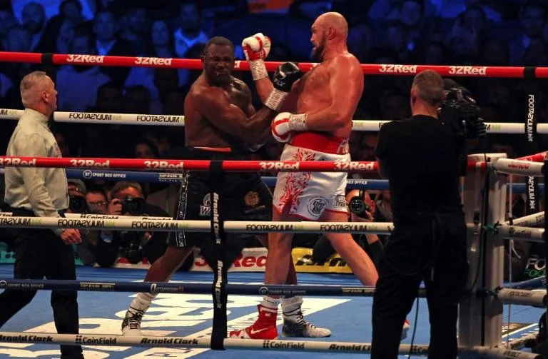 Tyson Trắng trong trận đánh bại Dillion Whyte bằng T.KO tại Wembley. Ảnh: Boxing.