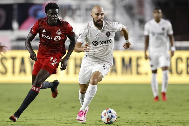 Danh thủ Higuain Gonzalo (trắng) đầu quân cho Inter Miami.