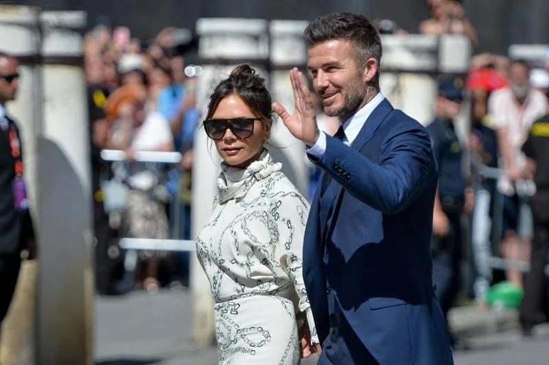 Cùng phu nhân Victoria Beckham tại một sự kiện. ...Cũng đắt show ở những buổi biểu diễn thời trang. Cùng các con trai và "gái rượu" Harber đi xem thể thao. Dẫn con gái xuống sân gặp một ngôi sao bóng rổ. Inter Miami đóng ở Florida, cận nhiệt đới, ở đó cảnh vật hoang dã và ấm áp, gia đình Beckham thường đi dã ngoại. Inter Miami có màu áo chính thức là màu...hường. Danh thủ Higuain Gonzalo (trắng) đầu quân cho Inter Miami.