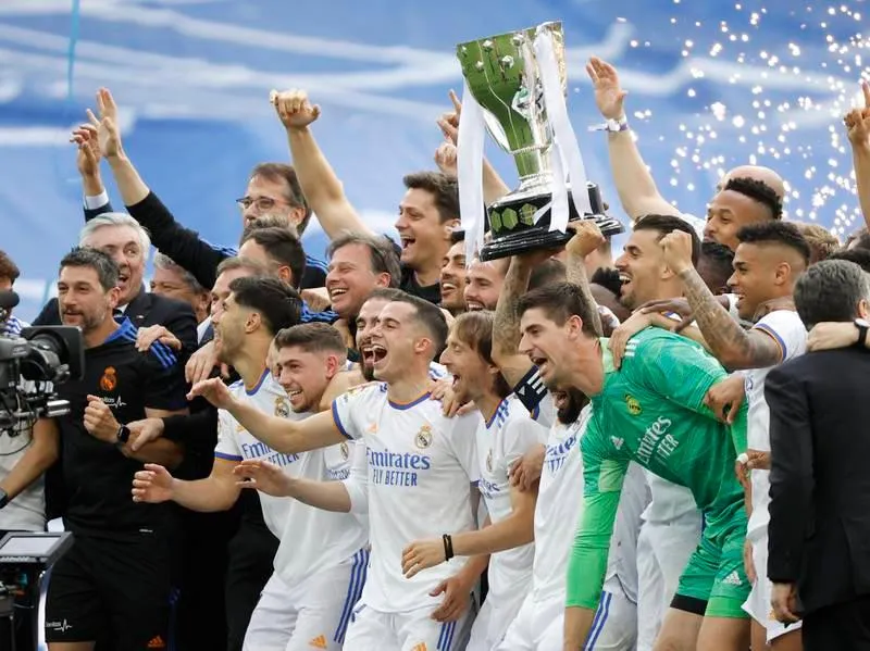 Bất kỳ thời buổi nào Real cũng là một...galaxy. Sân Bernabeu thật hoành tráng. 150 fan đổ ra đường chia vui cùng Real Madrid khi đội diễu hành trên phố Madrid.