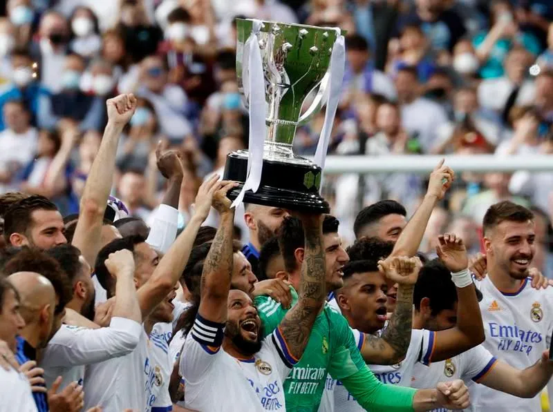Chiếc cúp vô địch La Liga của đội bóng hoàng gia. Marcelo có bộ sưu tập thành tích cực dày cùng Real. Chiến lược gia Ancelotti bây giờ còn tập trung vào trận lượt về bán kết với Man. City nữa. Bất kỳ thời buổi nào Real cũng là một...galaxy. Sân Bernabeu thật hoành tráng. 150 fan đổ ra đường chia vui cùng Real Madrid khi đội diễu hành trên phố Madrid.