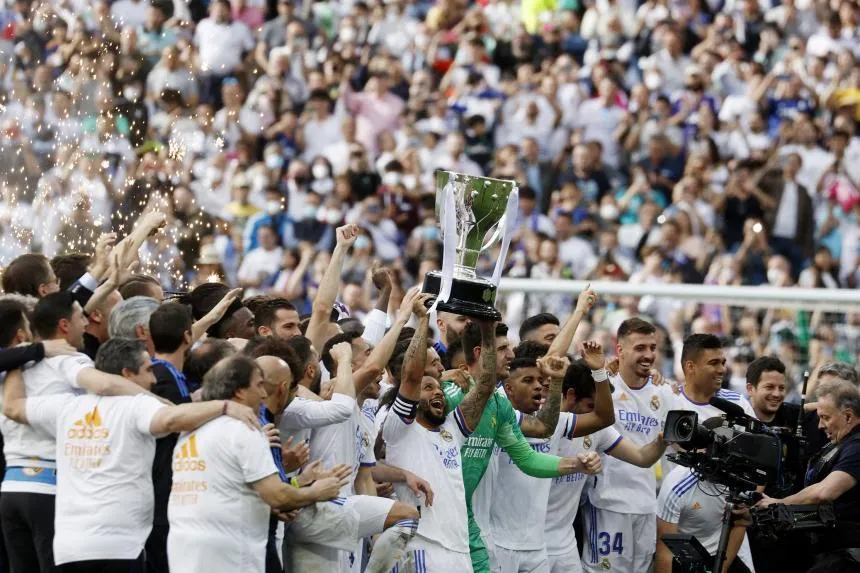 Sân Bernabeu thật hoành tráng. 150 fan đổ ra đường chia vui cùng Real Madrid khi đội diễu hành trên phố Madrid.
