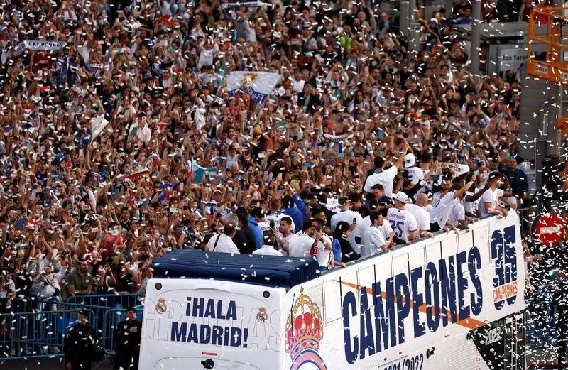 150 fan đổ ra đường chia vui cùng Real Madrid khi đội diễu hành trên phố Madrid.
