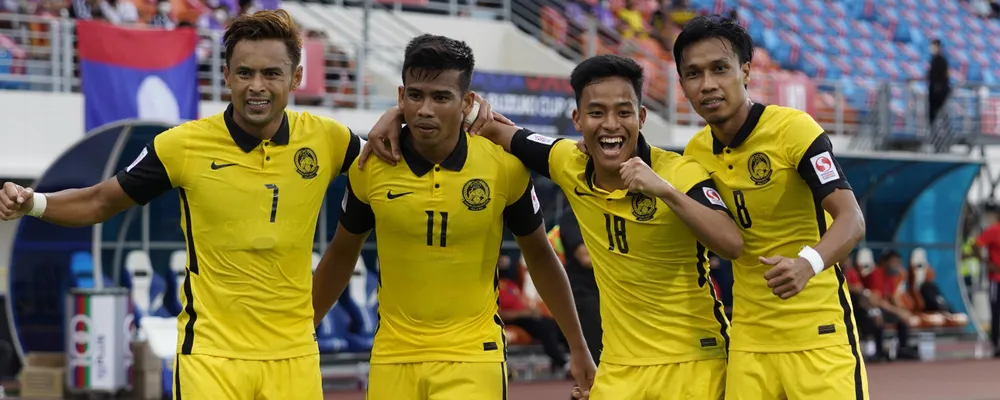 Hakim Luqman (18), cùng các đàn anh trong màu áo tuyển quốc gia Malaysia. Ảnh: NST Hakim Luqman (18), cùng các đàn anh trong màu áo tuyển quốc gia Malaysia. Ảnh: NST