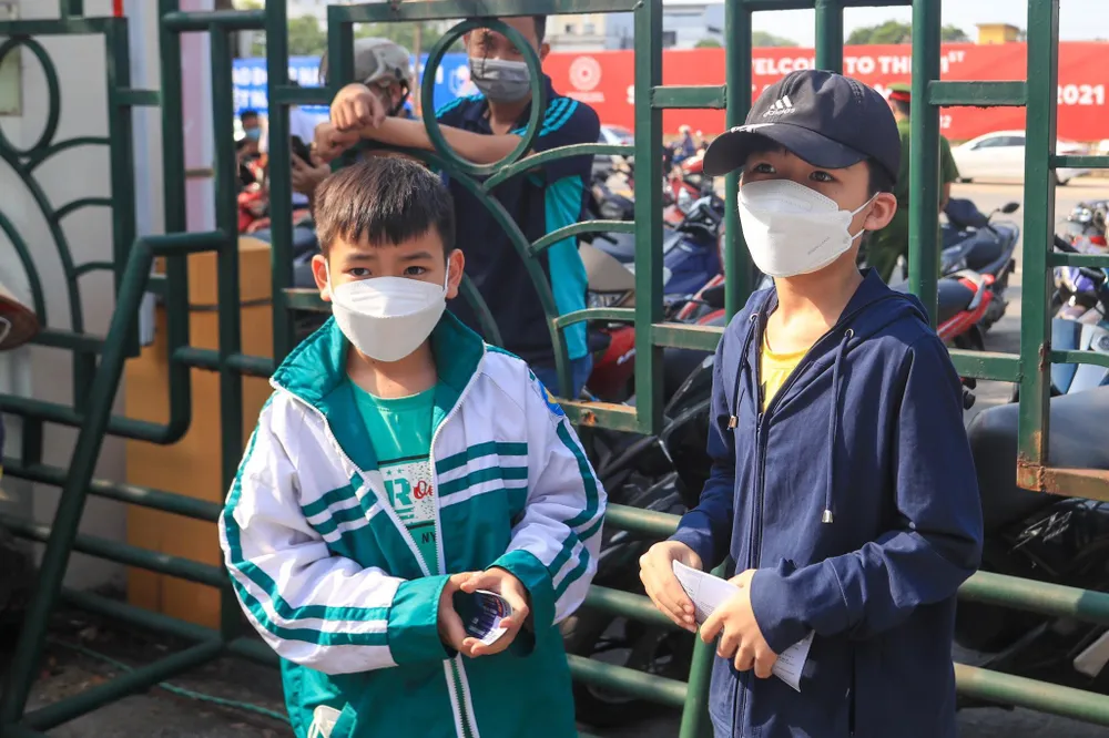 Những em nhỏ cũng "săn vé" trận U-23 VN- U-23 Indonesia. Ảnh: A.PHƯƠNG Những em nhỏ cũng "săn vé" trận U-23 VN- U-23 Indonesia. Ảnh: A.PHƯƠNG