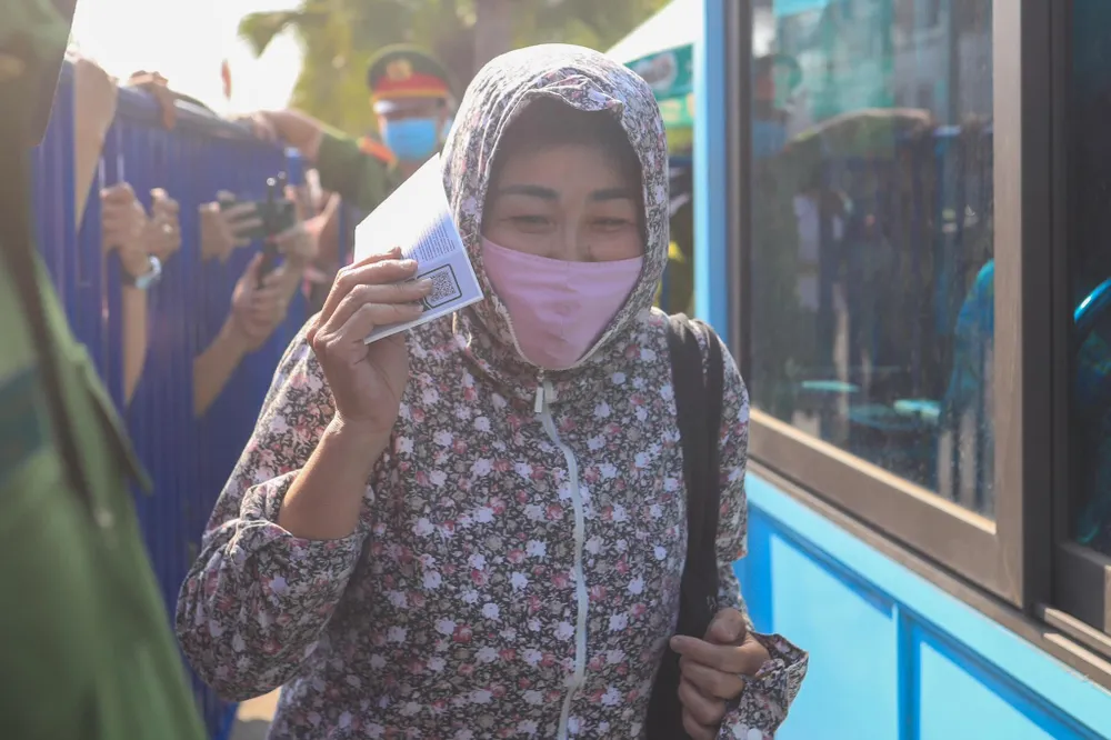 Cô gái có được những tấm vé và tỏ ra vui mừng. Ảnh: A.PHƯƠNG Cô gái có được những tấm vé và tỏ ra vui mừng. Ảnh: A.PHƯƠNG