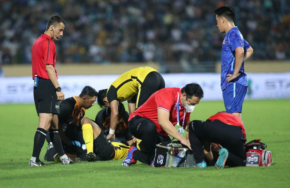 Bin Bashah bị chân của một cầu thủ Thái Lan va vào đầu phải đưa đến bệnh viện. Ảnh: A. P
