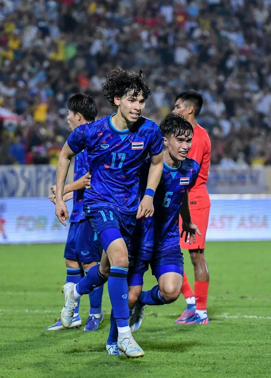 Ben Davis (17), trong màu áo U-23 Thái Lan chơi một trận rất hay và thắng Singapore 5-0. Ảnh: A.P