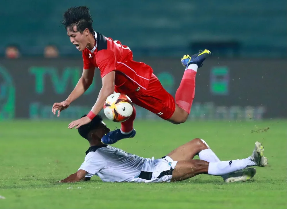 Sau trận thua VN 0-3, các học trò của HLV Shin Tae-yong trút giận lên Đông Timor. Ảnh: A.P Egy Maulana khai hỏa bằng bàn thắng đầu phút 16. Ảnh: ANH PHƯƠNG Egy Maulana đang chơi bóng tại Slovakia, anh được CLB cho về khoác áo U-23 Indonesia. Ảnh: A.P Witan Sulaeman nhân đôi cách biệt cho Indonesia đầu hiệp 2. Ảnh: A.P HLV Shin Tae-yong tạm hài lòng với chiến thắng của đội. Ảnh: A.P Một buổi tối mà Ferreira tiếp tục vất vả và bốn lần vào lưới nhặt bóng. Ảnh: A.P Sau ba trận toàn thua, thầy trò HLV Fabio Maciel còn trận thủ tục với chủ nhà VN. Ảnh: A.P Egy Maulana trong vòng vây các cầu thủ Đông Timor. Ảnh: A.PHƯƠNG Các cầu thủ Indonesia ăn mừng bàn thắng. Ảnh: ANH PHƯƠNG