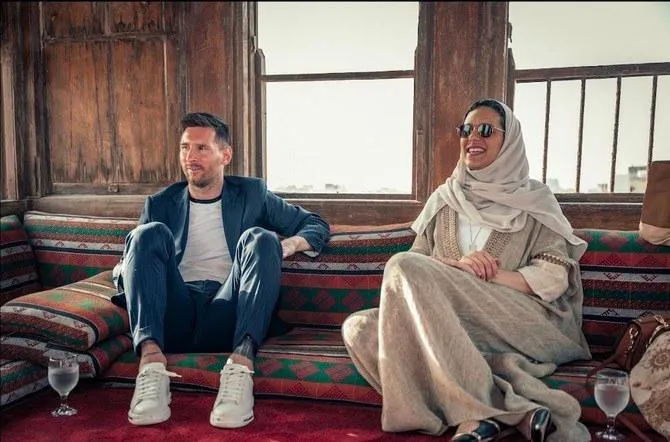 Messi trò chuyện cùng một quản lý một bảo tàng di sản ở Jeddah.