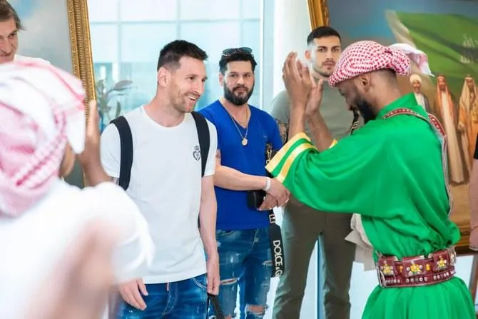 Một nhân viên ở khách sạn tại TP Jeddah tiếp Messi. Ảnh: Getty Phía sau Messi là ông bố, cũng là người đại diện của tiền đạo Argentina. Ảnh: Getty Messi đến thăm một bảo tàng, trung tâm văn hóa ở Jeddah. Ảnh: Getty Messi được hướng dẫn tham quan một bảo tàng mang đậm màu sắc Hồi giáo. Ảnh: Getty Messi trò chuyện cùng một quản lý một bảo tàng di sản ở Jeddah.