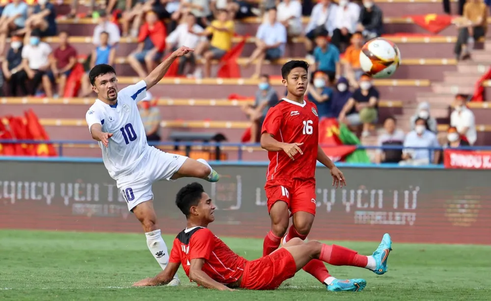 Thua trận Indonesia 0-4, Phillipines (trắng) đá đủ bốn trận và &quot;check out&quot; nay mai. Ảnh: A.PHƯƠNG