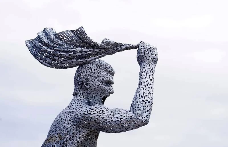 ...Thật chẳng giống cựu tiền đạo Man "xanh" tí nào cả mà rất giống Kroos với sống mũi thẳng. Quả là Toni Kroos nên "mua" bức tượng này về vì nó rất giống anh. Ảnh: Getty Khuôn mặt của Toni Kroos và bức tượng Aguero là một. Ảnh: Getty Đôi chân thật của Aguero...cũng cơ bắp "hình bắp chuối" hơn chứ không phải thế này. Ảnh: Getty Hẳn là Aguero mà rất giống Toni Kroos ăn mừng bàn thắng. Ảnh: Getty Bức tượng Aguero kỷ niệm 10 năm ngày vô địch Premier League của Man. "xanh" sau tượng đài Vincent Kompany, David Silva. Aguero có mặt và ký tặng fan. Ảnh: Getty