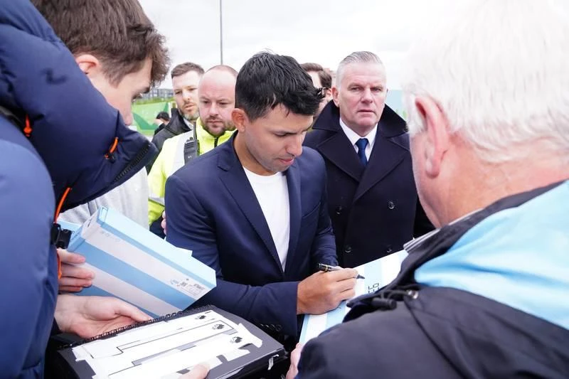 Bức tượng Aguero kỷ niệm 10 năm ngày vô địch Premier League của Man. "xanh" sau tượng đài Vincent Kompany, David Silva. Aguero có mặt và ký tặng fan. Ảnh: Getty