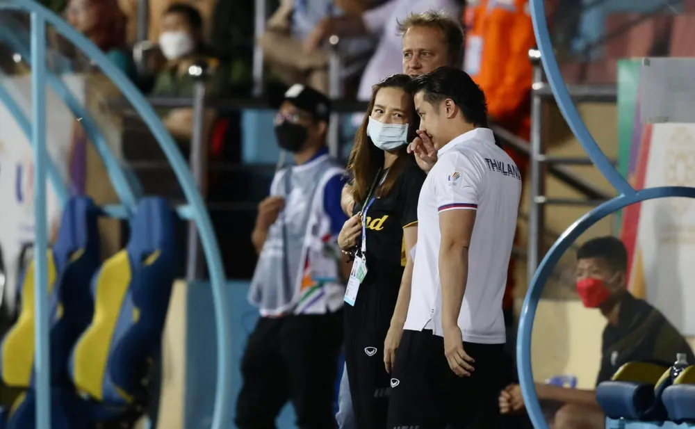 Bà Pang có rất nhiều "chiêu trò" tâm lý, trong đó có cả "doping tiền" để kích thích toàn đội. Ảnh: ANH PHƯƠNG Bà Pang có rất nhiều "chiêu trò" tâm lý, trong đó có cả "doping tiền" để kích thích toàn đội. Ảnh: ANH PHƯƠNG