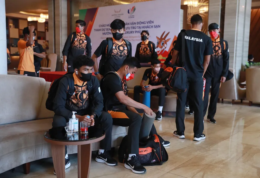 Các cầu thủ Malaysia chờ nhận phòng tại khách sạn Mường Thanh. Ảnh: ANH DUY Các cầu thủ Malaysia chờ nhận phòng tại khách sạn Mường Thanh. Ảnh: ANH DUY