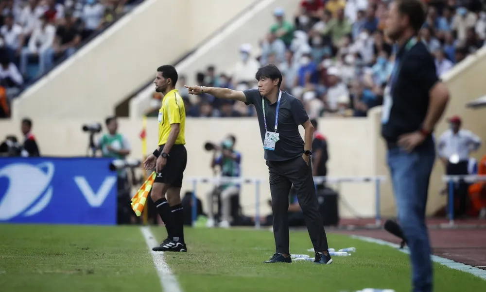 HLV Shin Tae-yong lại thua đồng nghiệp Polking. Ảnh: A. PHƯƠNG Nữ trưởng đoàn Nualpham Lamsam của Thái Lan...đứng ngồi không yên. Ảnh: A. PHƯƠNG HLV Shin Tae-yong lại thua đồng nghiệp Polking. Ảnh: A. PHƯƠNG Nữ trưởng đoàn Nualpham Lamsam của Thái Lan...đứng ngồi không yên. Ảnh: A. PHƯƠNG